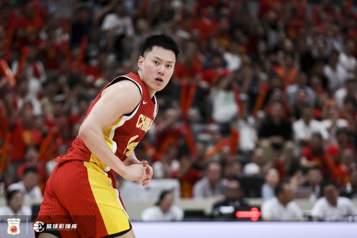 攻防卖力！李弘权半场3中1拿6分6板均为全队最高 罚球3中3