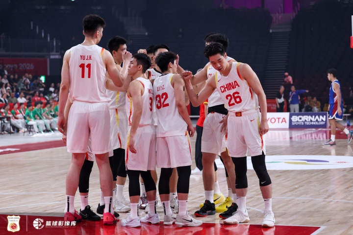 解说：中国和日本都是防守反击球队 咱们细节犯错太多